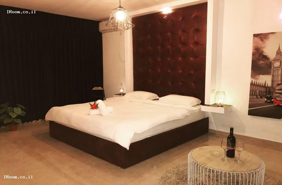 אמורה room
